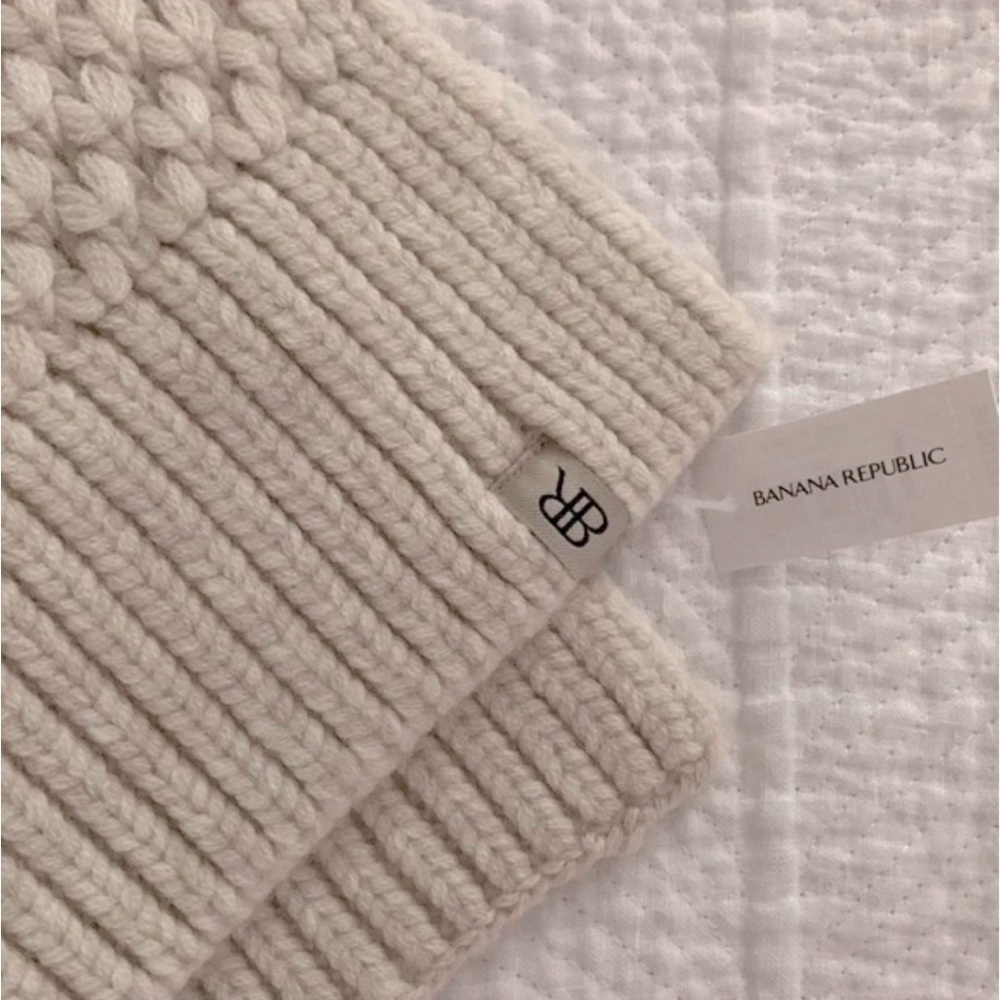 Banana Republic Merino Popcorn Stitch Scarf. Color is pictures with close up